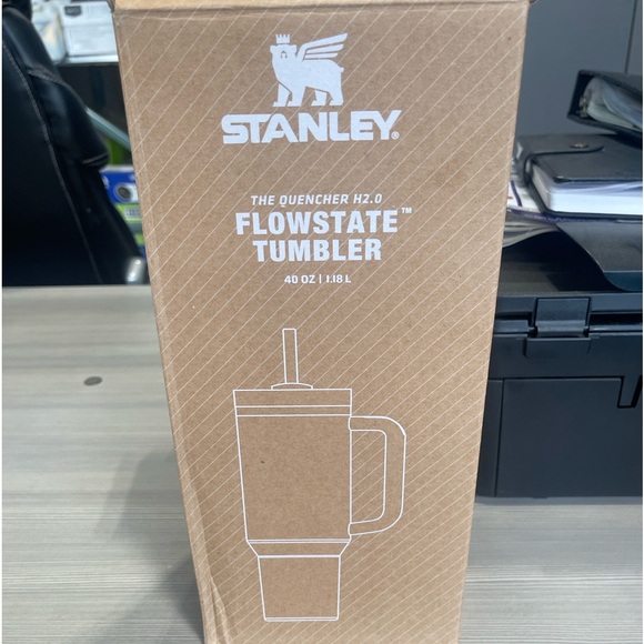 "Brand New Stanley The Quencher H2.0 FlowState™ Tumbler 40 oz / 1.18 L - Picture 2 of 7